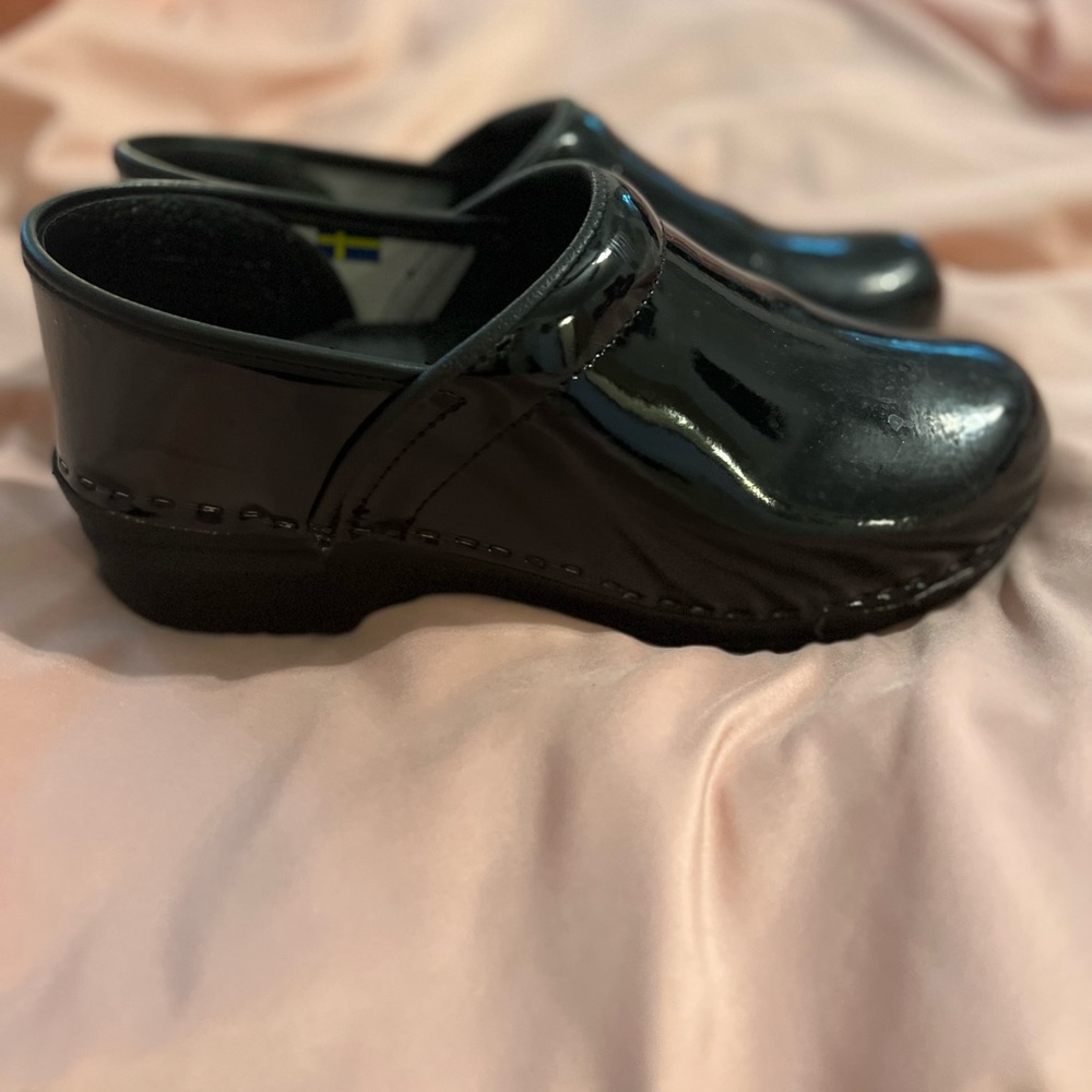 Like new. Size 40 Bjork clogs.